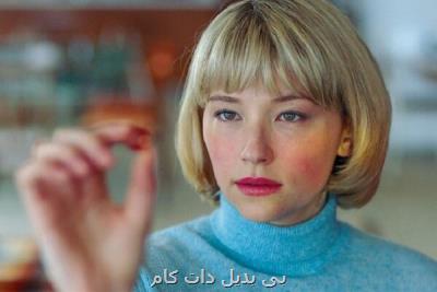 هیلی بنت جایزه بازیگری نسل نو جشنواره کامریمج را دریافت می کند