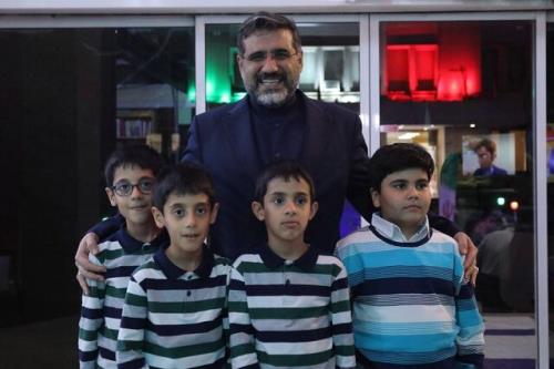 وزیر ارشاد در کنار بچه ها فیلم تماشا کرد