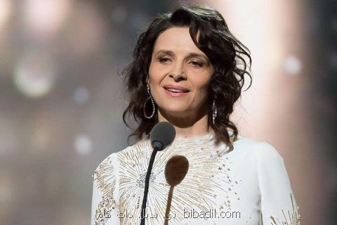 ژولیت بینوش جایزه اژدها را می گیرد، حضور در بزرگداشت برگمان