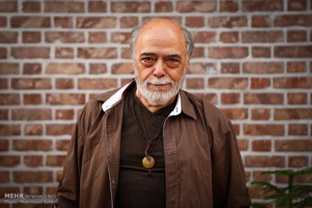 دفتر خاطرات در نمای رادیو ورق می خورد