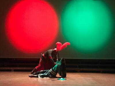 بررسی آیین های نمایشی عاشورا در بر بال تعزیه