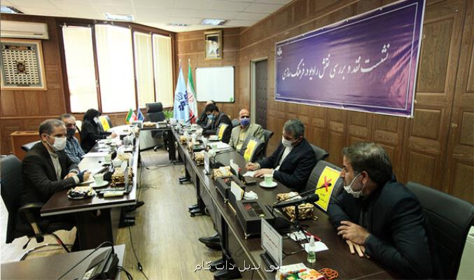 گوینده رادیو به هیچ وجه از زبان گونه استفاده نكند